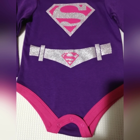 🔥SALE🔥 Supergirl DC Comics Sparkly Baby Girl's Onesie Bodysuit NWT Sz 18-24M - Picture 2 of 6
